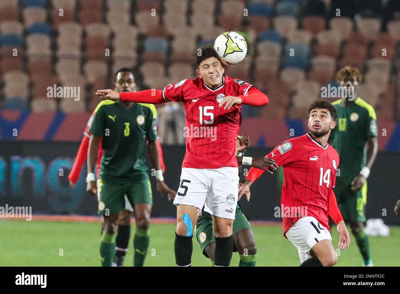 Kairo, Ägypten. 25. Februar 2023. Mohamed Fares (Front) of Egypt führt den Ball während des Spiels der Gruppe A zwischen Ägypten und Senegal beim 2023 CAF (Confederation of African Football) U-20 Africa Cup of Nations in Kairo, Ägypten, am 25. Februar 2023. Kredit: Ahmed Gomaa/Xinhua/Alamy Live News Stockfoto
