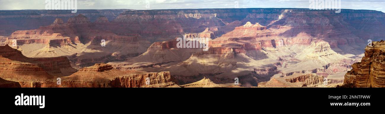 Landschaft mit Canyon vom Desert View Drive aus gesehen. Grand Canyon-Nationalpark, Arizona, USA Stockfoto