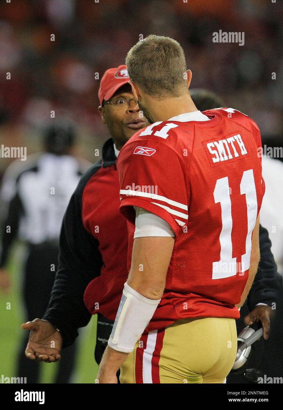 10 October 2010: 49er coach Mike Singletary discusses the progress of the game with QB Alex Smith during the Philadelphia Eagles 27-24 win over the San Francisco 49ers at Candlestick Park in California. (Icon Sportswire via AP Images) Stockfoto