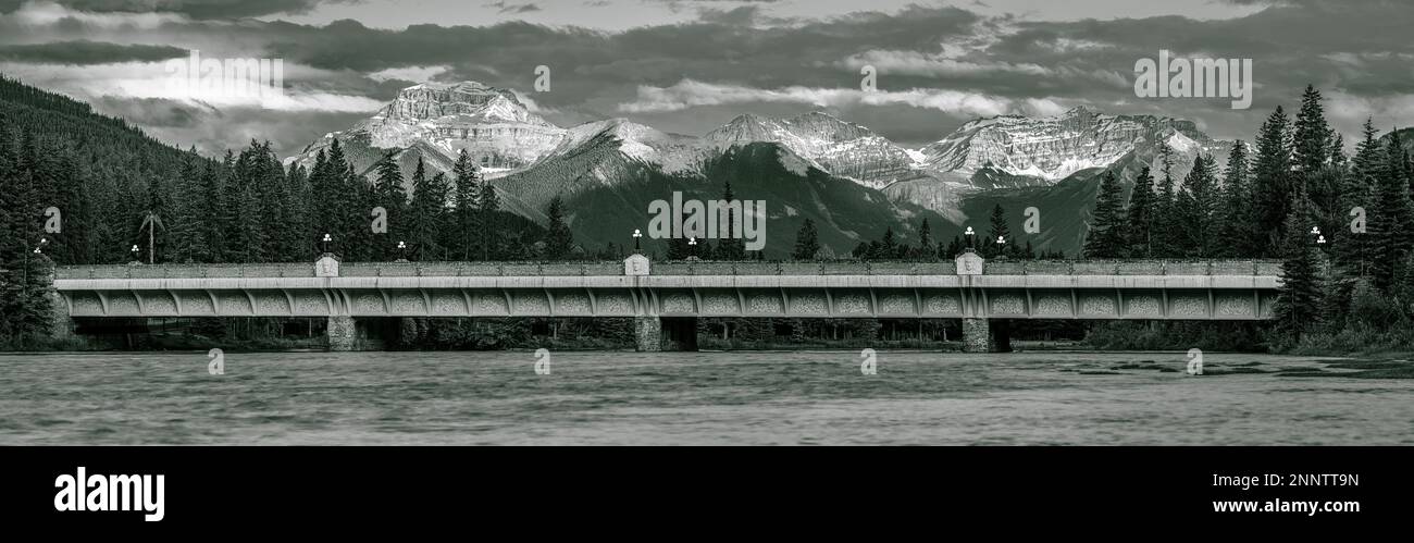 Schwarzweißblick auf die Banff Bow River Bridge über den Bow River in den kanadischen Rockies, Banff, Alberta, Kanada Stockfoto