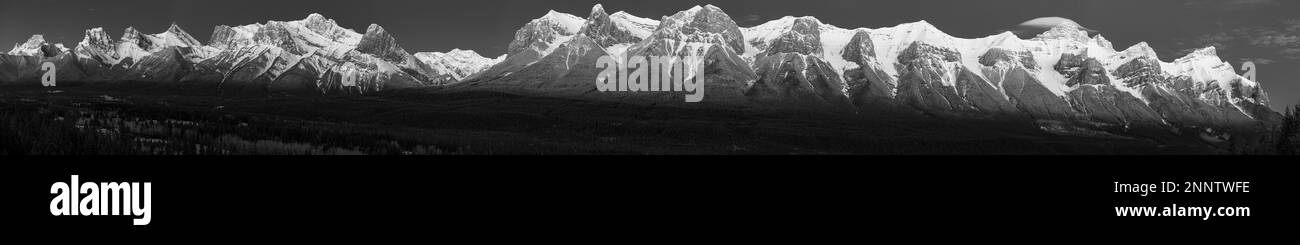 Schwarz-weiße Bergkette mit Mount Lougheed, Three Sisters Mountain, Mount Lawrence Grassi, Rundle Ridge, Canmore, Alberta, Kanada Stockfoto