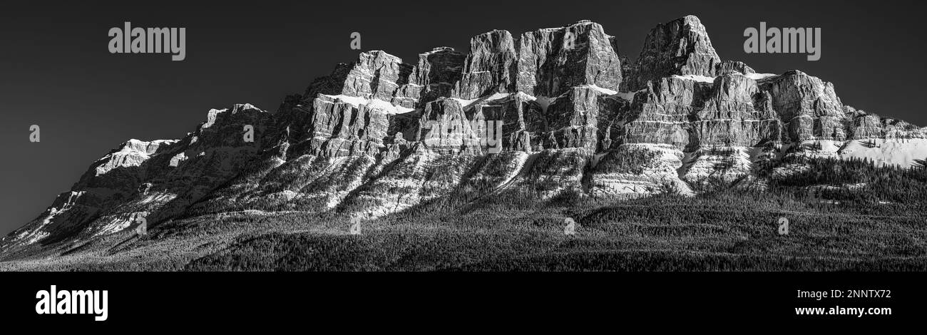 Schwarzweißaufnahme von Castle Mountain, Banff, Alberta, Kanada Stockfoto