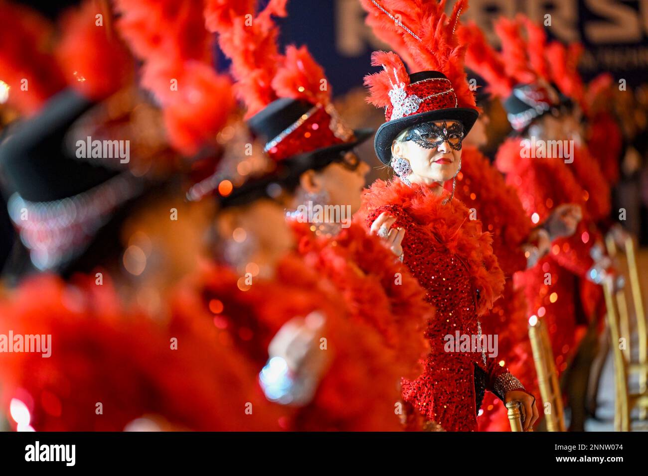 Strumica, Nordmazedonien. 25. Februar 2023. Kostümierte Feier treten am 25. Februar 2023 in einer Karnevalsprozession in Strumica, Nordmazedonien, auf. Kredit: Tomislav Georgiev/Xinhua/Alamy Live News Stockfoto