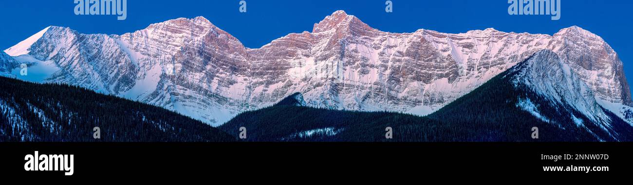 Schneebedeckte Bergkette mit Mount Foch und Mount Sarrail, Alberta, Kanada Stockfoto
