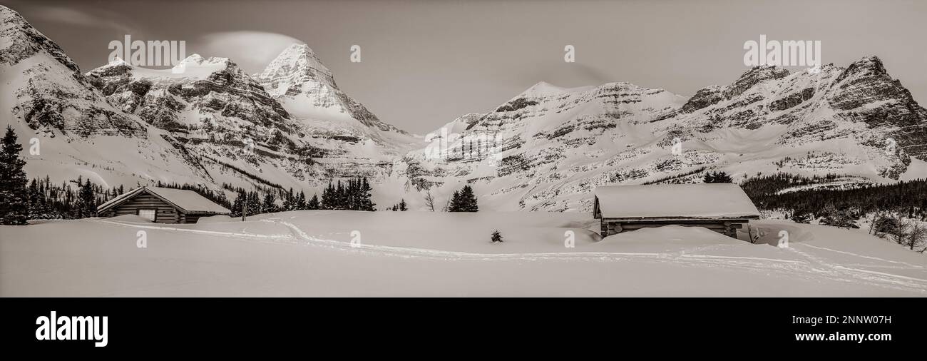 Schwarzweißaufnahme der Mt. Assiniboine Lodge in schneebedeckter Berglandschaft, British Columbia, Kanada Stockfoto