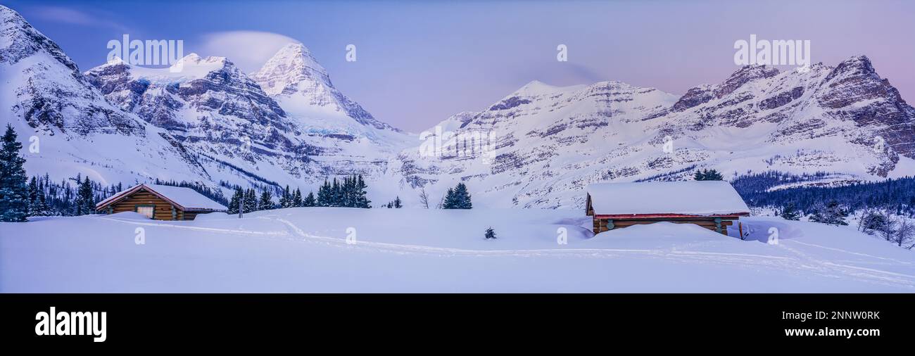 Mt Assiniboine Lodge in schneebedeckter Berglandschaft, British Columbia, Kanada Stockfoto