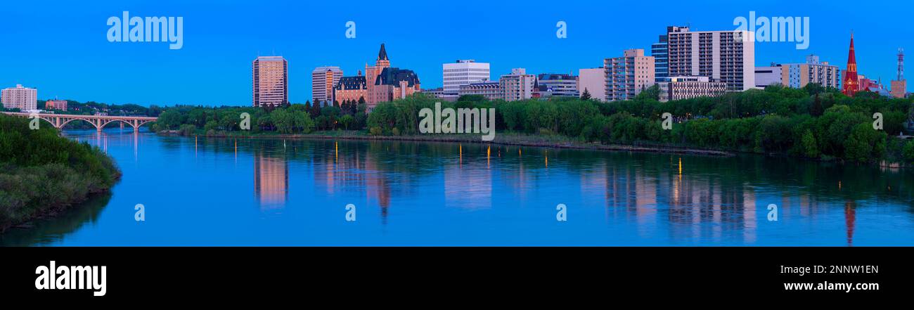 Skyline entlang des South Saskatchewan River, Saskatoon, Saskatchewan, Kanada Stockfoto
