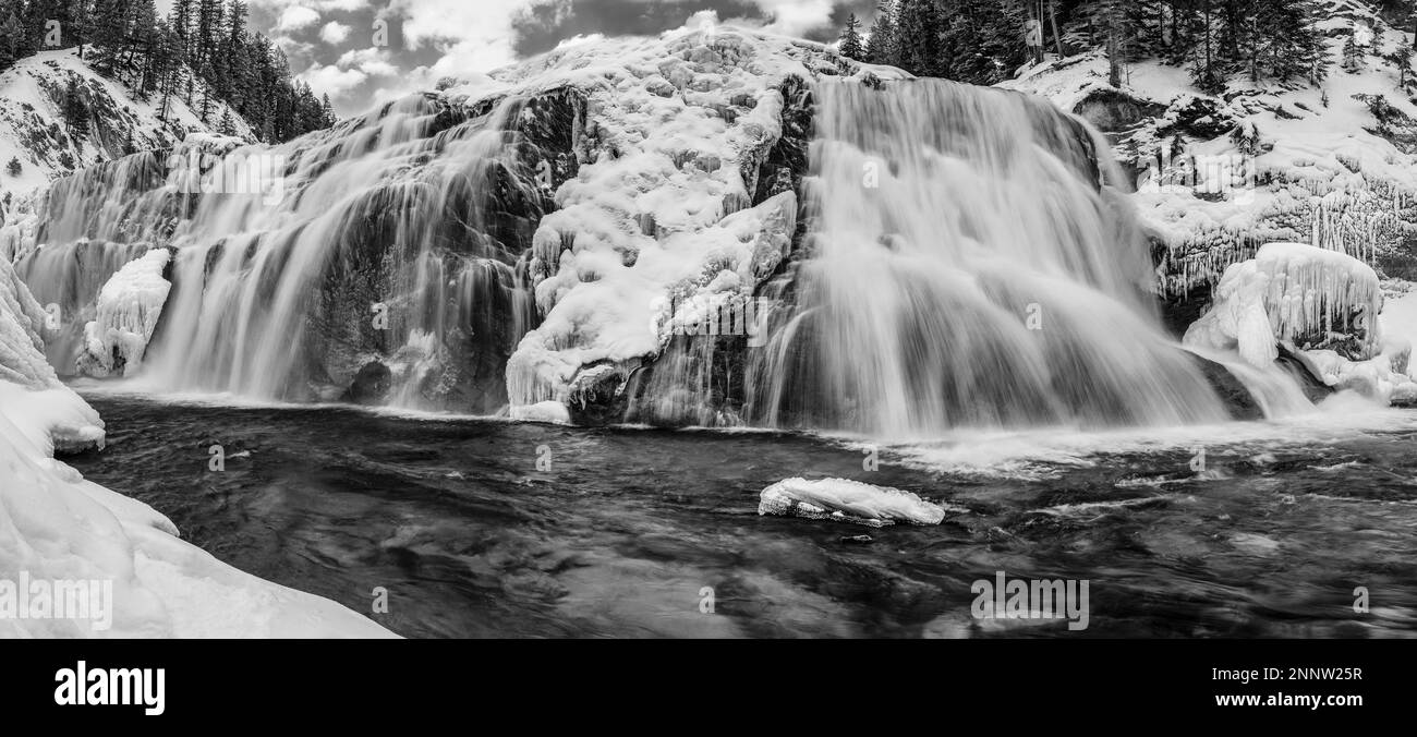 Schwarzweiß-Blick auf Wapta Falls, teilweise gefroren im Winter, British Columbia, Kanada Stockfoto