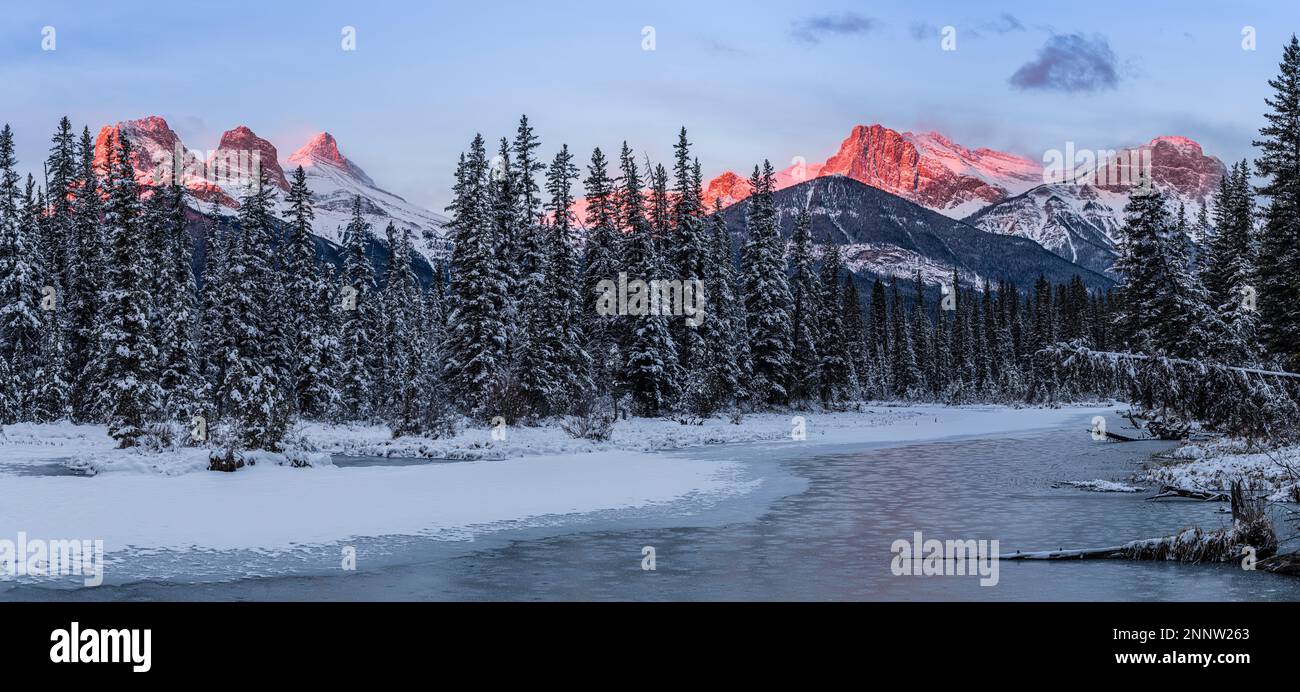 Gefrorener Teich in verschneiter Berglandschaft, Canmore, Alberta, Kanada Stockfoto