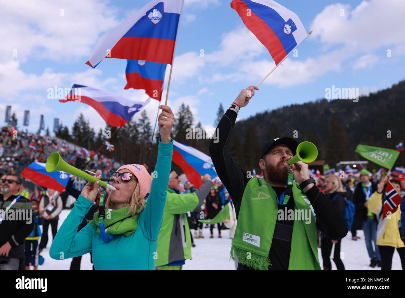 Planica, Slowenien. 25. Februar 2023. Slowenische Fans jubeln ihr Team bei der FIS Nordic World Ski Championships 43. in Planica, Slowenien, am 25. Februar 2023 an. Kredit: Zeljko Stevanic/Xinhua/Alamy Live News Stockfoto