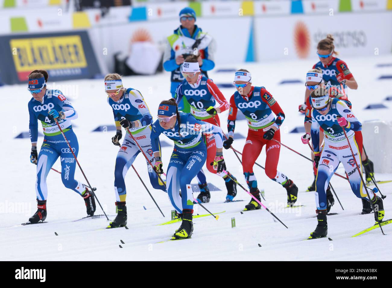 Planica, Slowenien. 25. Februar 2023. Skifahrer beginnen beim Cross-Country-Skiathlon-Wettbewerb der Frauen bei den FIS Nordic World Ski Championships 43. in Planica, Slowenien, am 25. Februar 2023. Kredit: Zeljko Stevanic/Xinhua/Alamy Live News Stockfoto
