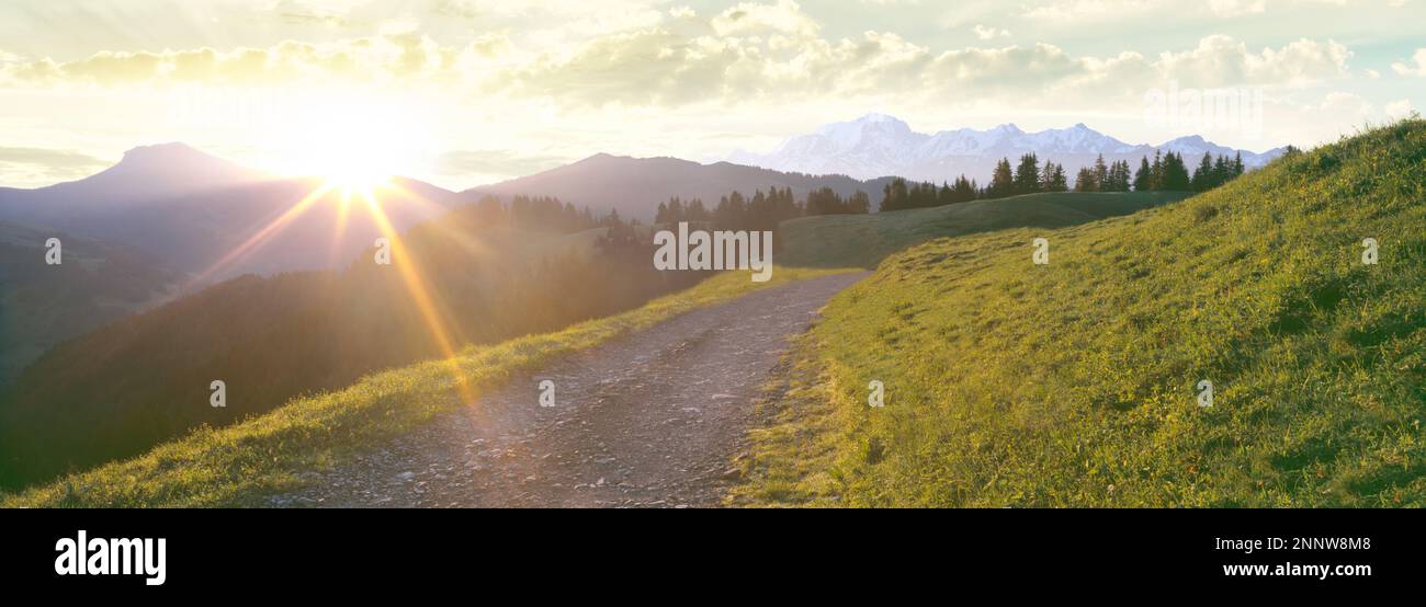 Unbefestigte Straße in den Bergen bei Sonnenaufgang, Mont Blanc Massiv, französische Alpen, Col des Aravis Gegend, Haute-Savoie, Frankreich Stockfoto