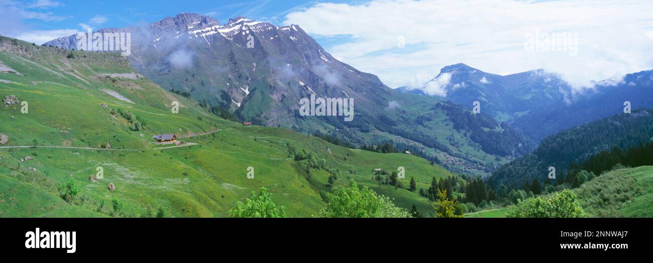 Bergwiesen und Gipfel über La Giettaz und Col des Aravis, Auvergne-Rhone-Alpes, Frankreich Stockfoto