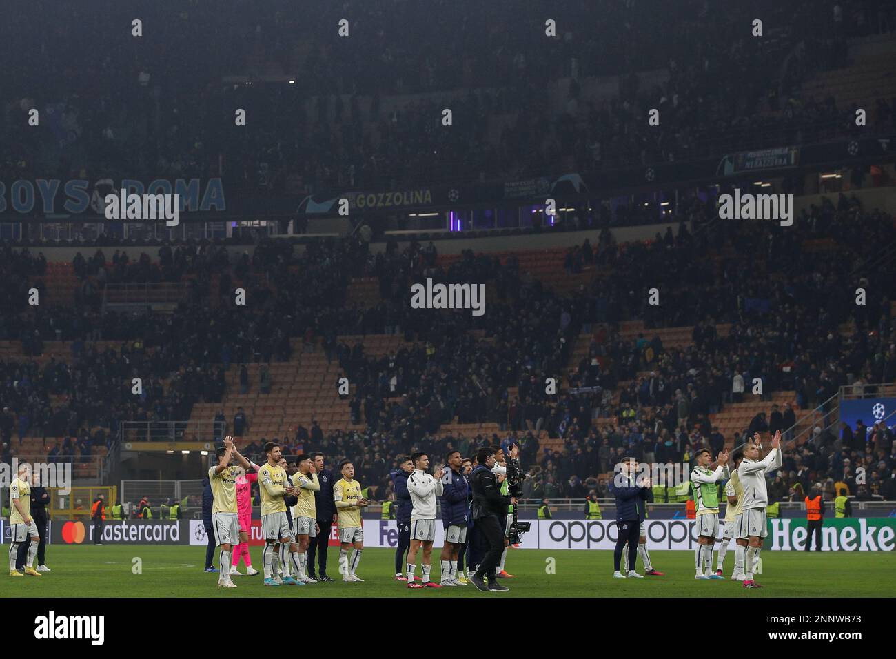 Mailand, Italien. 22. Februar 2023. Italien, Mailand, februar 22 2023: Spieler und Mitarbeiter des FC Porto begrüßen die 4,500 Fans am Ende des Fußballspiels FC INTER vs FC PORTO, Runde mit 16 1. Beinen UCL 2022-2023 San Siro Stadion (Foto: Fabrizio Andrea Bertani/Pacific Press) (Bild: © Fabrizio Andrea Bertani/Pacific Press via ZUMA Press Wire) NUR REDAKTIONELLE VERWENDUNG! Nicht für den kommerziellen GEBRAUCH! Stockfoto