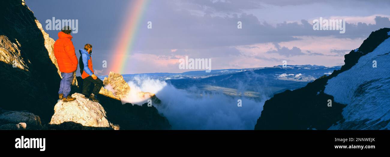 Bergsteiger am Lower Saddle mit Blick auf den Regenbogen, den Grand Teton National Park, Wyoming, USA Stockfoto