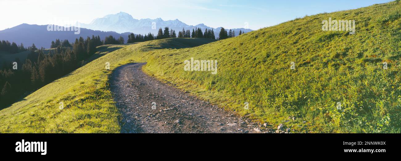 Unbefestigte Straße am Berghang in den französischen Alpen, Mont-Blanc-Massiv, Col des Aravis, Haute-Savoie, Frankreich Stockfoto