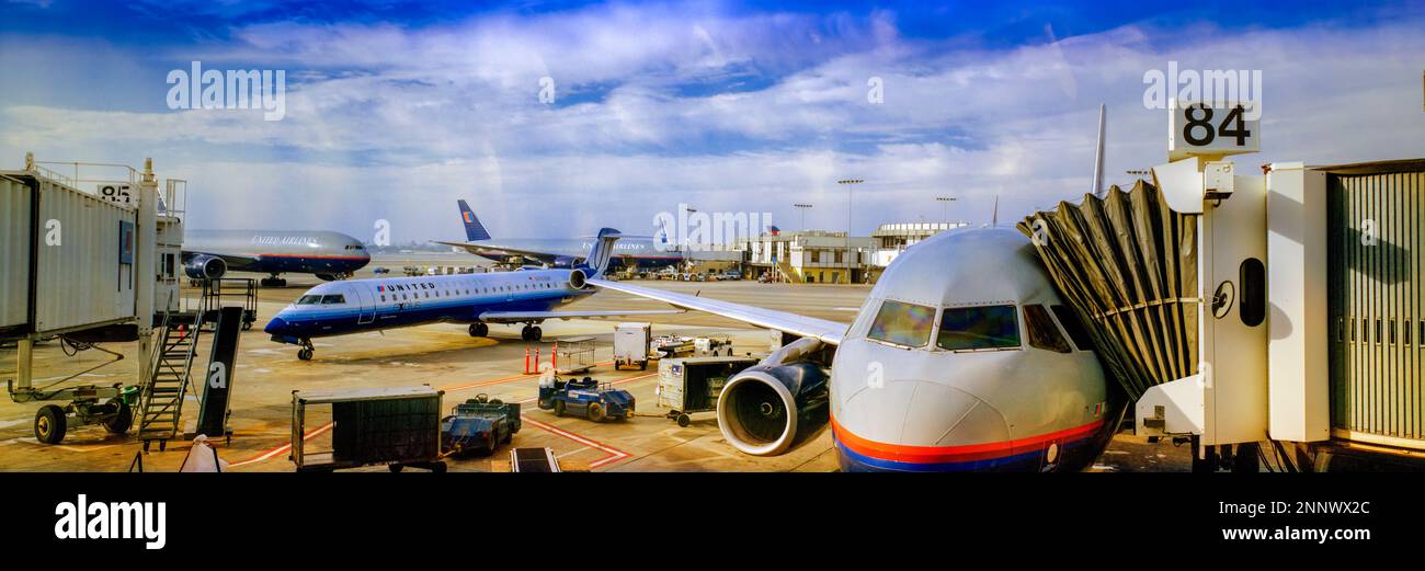 Flugzeuge auf der Start- und Landebahn des Flughafens, Los Angeles, Kalifornien, USA Stockfoto