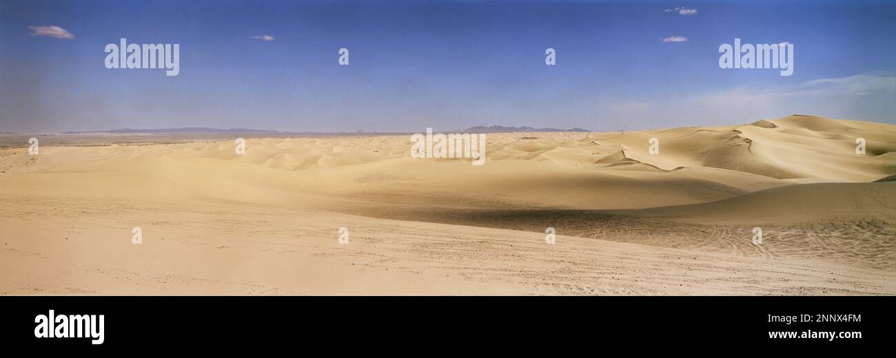 Sanddünen in der Wüste unter blauem Himmel Stockfoto