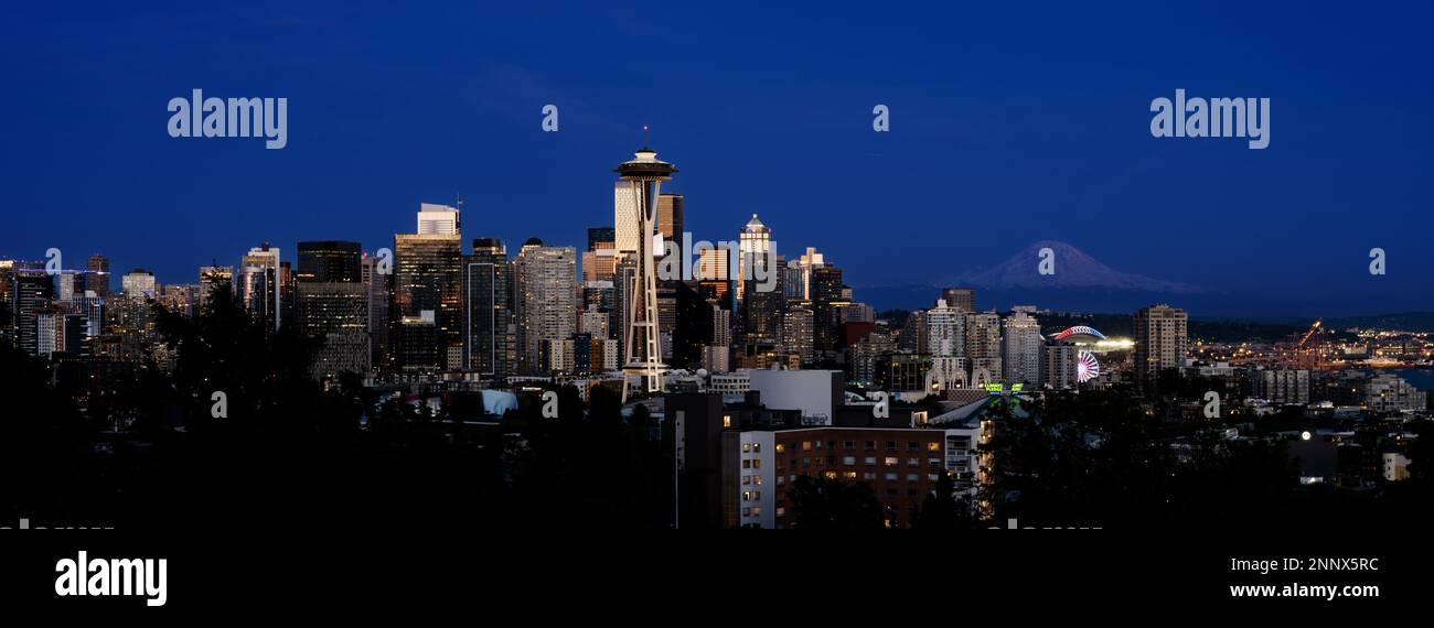 Skyline mit Wolkenkratzern bei Sonnenuntergang, Seattle, Washington State, USA Stockfoto