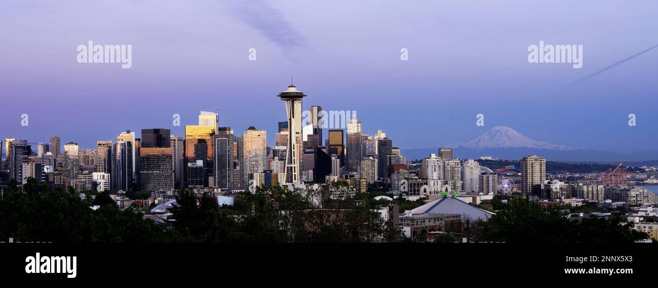 Die Skyline der Wolkenkratzer bei Sonnenuntergang, Seattle, Washington State, USA Stockfoto