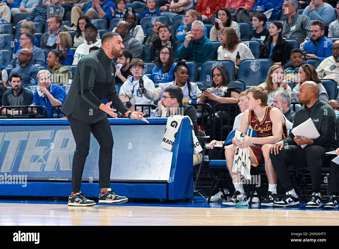 25. FEBRUAR 2023: Loyola (Il) Ramblers Cheftrainer Drew Valentine wendet sich an seine Bank. Unglauben an die Aktion auf dem Platz in einem Konferenzspiel, bei dem die Loyola Chicago Ramblers die St. Louis Billikens. In der Chaifetz Arena in St. Louis, MO, 25. Februar 2023, Richard Ulreich/CSM Stockfoto