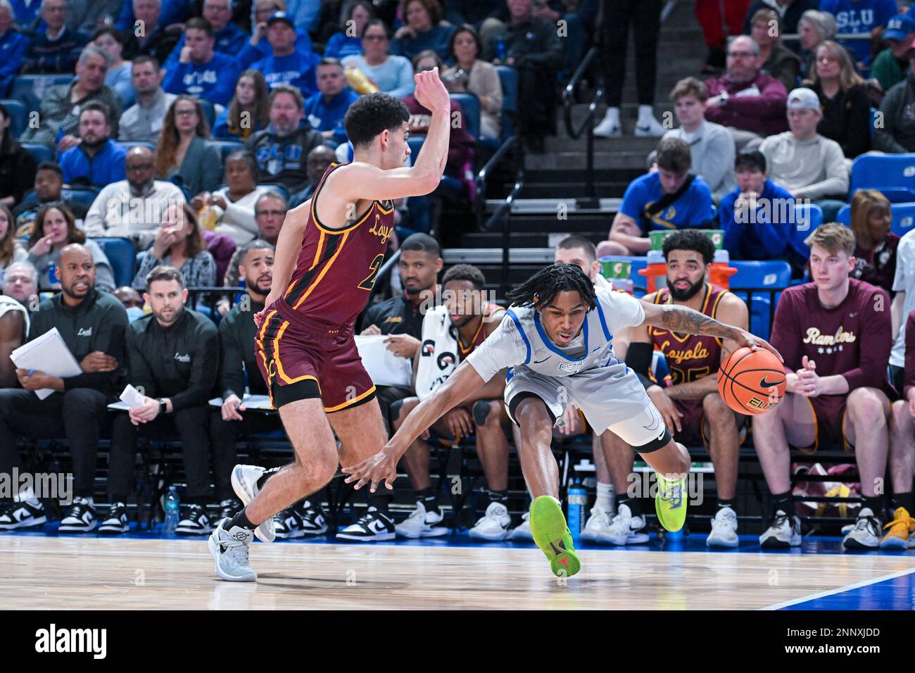 25. FEBRUAR 2023: Saint Louis Billikens Wächter Larry Hughes Jr. (2) kann nicht über die Verteidigung von Loyola (Il) Ramblers Wächter Jalen Quinn (2) in einem Konferenzspiel hinwegkommen, bei dem die Loyola Chicago Ramblers das St. Louis Billikens. In der Chaifetz Arena in St. Louis, MO, 25. Februar 2023, Richard Ulreich/CSM Stockfoto