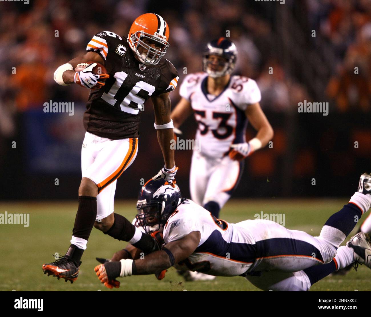 06 November 2008: Wide receiver (16) Joshua Cribbs of the Cleveland Browns catches a pass and runs for a first down and kicks the helmet off Dewayne Robertson of the Denver Broncos during the second half of the Broncos 34-30 victory over the Browns at Cleveland Browns Stadium in Cleveland, Ohio. (Icon Sportswire via AP Images) Stockfoto