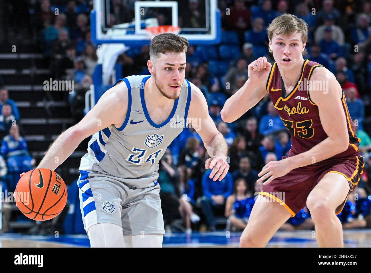 25. FEBRUAR 2023: Saint Louis Billikens Garde Gibson Jimerson (24) kommt vorbei an der Verteidigung von Loyola (Il) Ramblers Garde Ben Schwieger (33) in einem Konferenzspiel, bei dem die Loyola Chicago Ramblers das St. Louis Billikens. In der Chaifetz Arena in St. Louis, MO, 25. Februar 2023, Richard Ulreich/CSM Stockfoto