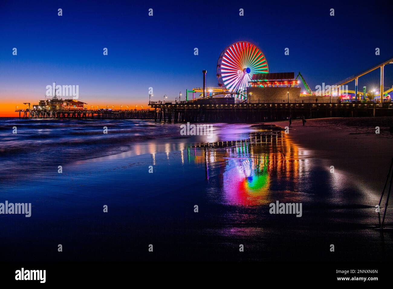Riesenrad und Santa Monica Pier bei Sonnenuntergang, Santa Monica, Kalifornien, USA Stockfoto