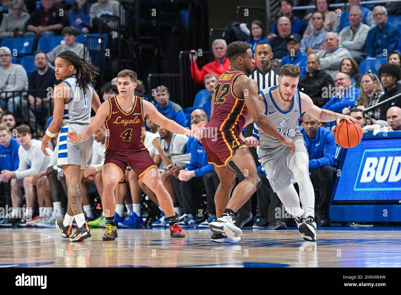 25. FEBRUAR 2023: Loyola (Il) Ramblers Guard Marquise Kennedy (12) stoppt den Fahrversuch des Saint Louis Billikens Guard Gibson Jimerson (24) in einem Konferenzspiel, bei dem die Loyola Chicago Ramblers die St. Louis Billikens. In der Chaifetz Arena in St. Louis, MO, 25. Februar 2023, Richard Ulreich/CSM Stockfoto