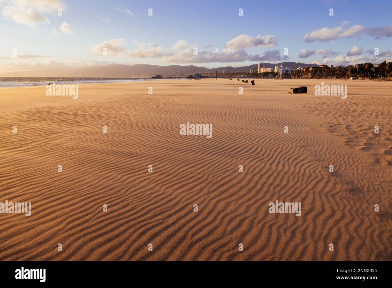 Landschaft mit gewelltem Sand am Strand, Zuma Beach, Malibu, Kalifornien, USA Stockfoto