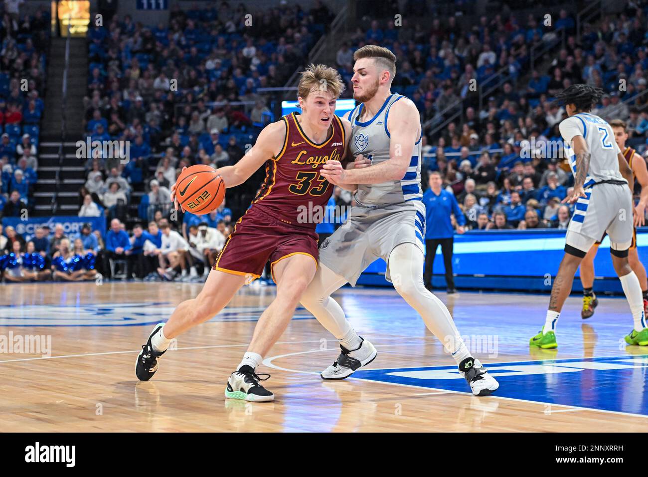 25. FEBRUAR 2023: Loyola (Il) Ramblers Guard Ben Schwieger (33) kann nicht gegen die Verteidigung von Saint Louis Billikens Guard Gibson Jimerson (24) in einem Konferenzspiel fahren, bei dem die Loyola Chicago Ramblers die St. Louis Billikens. In der Chaifetz Arena in St. Louis, MO, 25. Februar 2023, Richard Ulreich/CSM Stockfoto