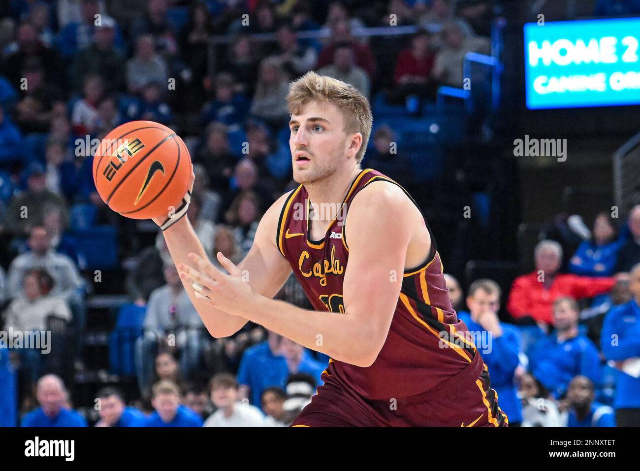25. FEBRUAR 2023: Loyola (Il) Ramblers Forward Tom Welch (10) gibt den Ball in einem Konferenzspiel ab, bei dem die Loyola Chicago Ramblers die St. Louis Billikens. In der Chaifetz Arena in St. Louis, MO, 25. Februar 2023, Richard Ulreich/CSM Stockfoto