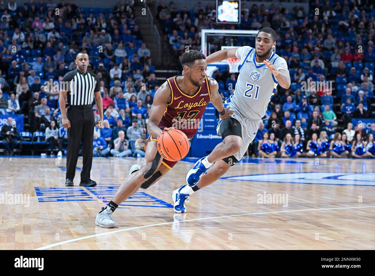 25. FEBRUAR 2023: Loyola (Il) Ramblers Garde Marquise Kennedy (12) kommt vorbei an der Verteidigung von Saint Louis Billikens Garde sincere Parker (21) in einem Konferenzspiel, bei dem die Loyola Chicago Ramblers die St. Louis Billikens. In der Chaifetz Arena in St. Louis, MO, 25. Februar 2023, Richard Ulreich/CSM Stockfoto