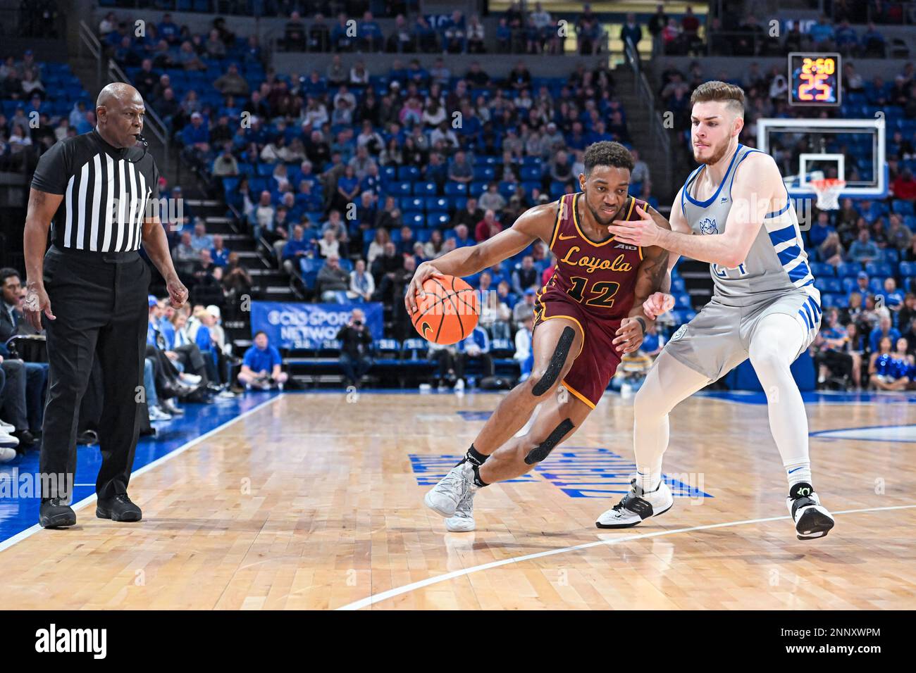 25. FEBRUAR 2023: Saint Louis Billikens Wachmann Gibson Jimerson (24) versucht, das Dribbeln von Loyola (Il) Ramblers Garde Marquise Kennedy (12) in einem Konferenzspiel zu stoppen, bei dem die Loyola Chicago Ramblers die St. Louis Billikens. In der Chaifetz Arena in St. Louis, MO, 25. Februar 2023, Richard Ulreich/CSM Stockfoto