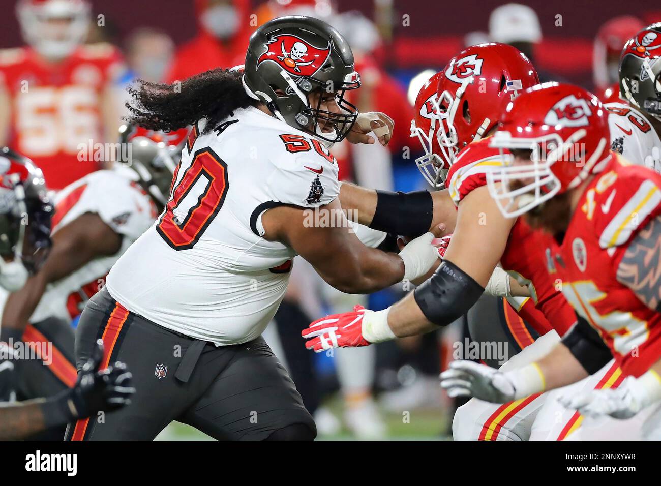 TAMPA, FL - FEBRUARY 07: Vita Vea (50) of the Buccaneers rushes the passer during the Super Bowl LV game between the Kansas City Chiefs and the Tampa Bay Buccaneers on February 7, 2021 at Raymond James Stadium, in Tampa, FL. (Photo by Cliff Welch/Icon Sportswire) (Icon Sportswire via AP Images) Stockfoto