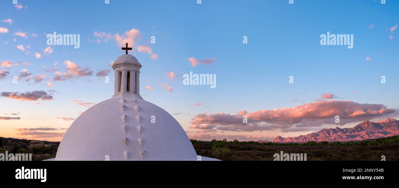 Kuppel der Mission San Jose de Tumacacori mit den Santa Rita Mountains bei Sonnenuntergang, Tumacacori National Historical Park, Arizona, USA Stockfoto