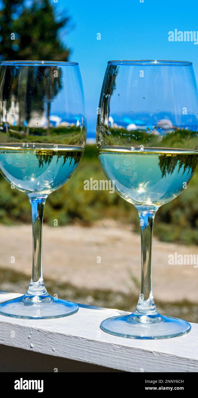 Weißwein in Gläsern, Paxos, Ionische Inseln, Griechenland Stockfoto