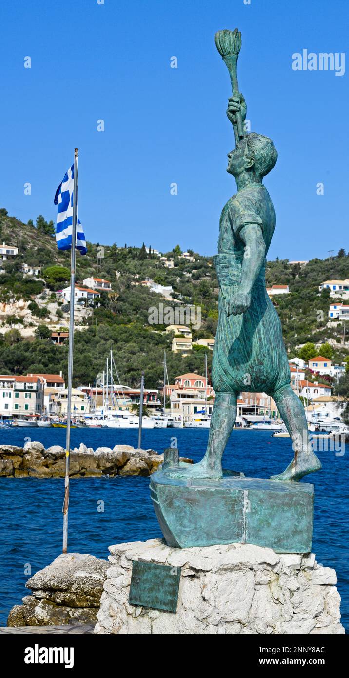 Statue von Georgios Anemogiannis und griechischer Flagge, Gaios, Paxos, Ionische Inseln, Griechenland Stockfoto