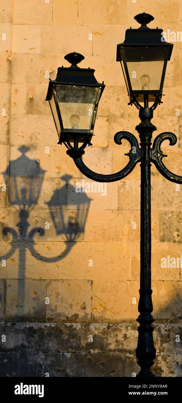 Straßenbeleuchtung und Schatten an der Wand, Korfu, Ionische Inseln, Griechenland Stockfoto