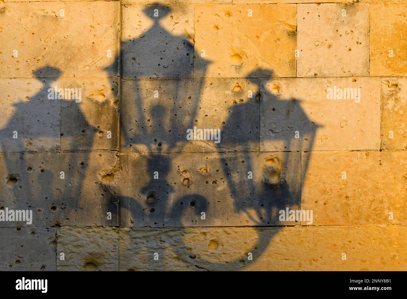 Straßenbeleuchtung und Schatten an der Wand, Korfu, Ionische Inseln, Griechenland Stockfoto