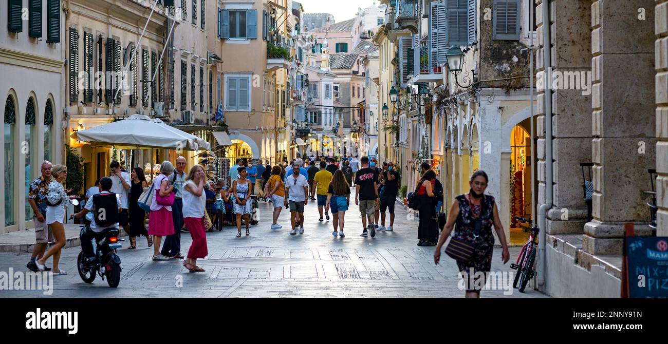Überfüllte Straße in der Altstadt, Korfu, Ionische Inseln, Griechenland Stockfoto
