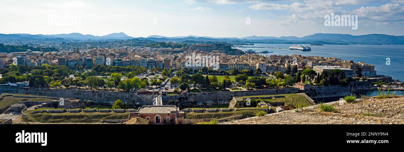 Weiter Blick auf die Altstadt vom Hügel, Korfu, Ionische Inseln, Griechenland Stockfoto