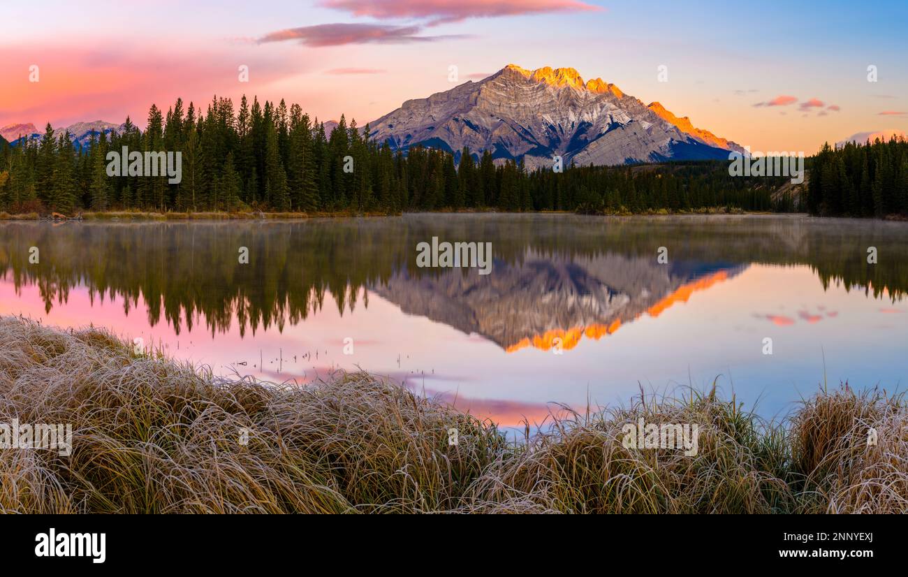 Cascade Mountain im Carrot Creek Pond bei Sonnenuntergang, Alberta, Kanada Stockfoto