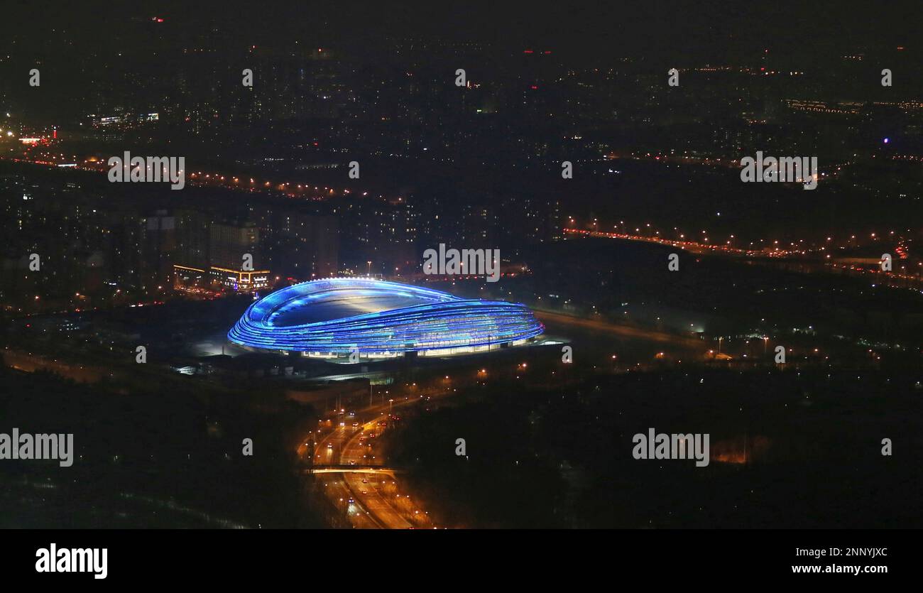 The National Speed Skating Oval (Ice Ribbon) for 2022 Beijing Winter Olympics is lit up in Beijing, China on January 20, 2021, about one year before the opening of the Olympics. XXIV Olympic Winter Games is scheduled to take place from February 4th to 20th, 2022, in Beijing and towns in the neighboring Hebei province, China. ( The Yomiuri Shimbun via AP Images ) Stockfoto