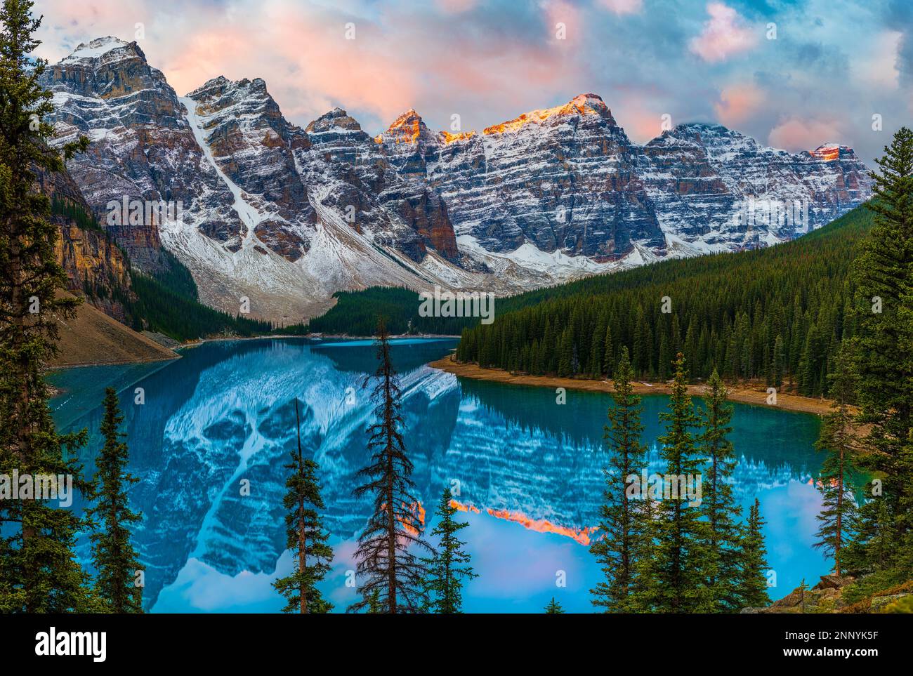 Landschaft mit See und Bergkette, Moraine Lake, Valley of the Ten Peaks, Alberta, Kanada Stockfoto