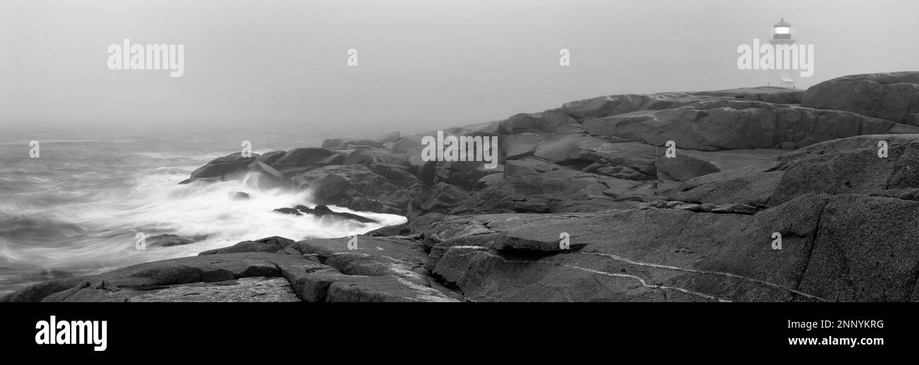 Peggys Cove Lighthouse im Nebel bei Sonnenaufgang, Nova Scotia, Kanada Stockfoto