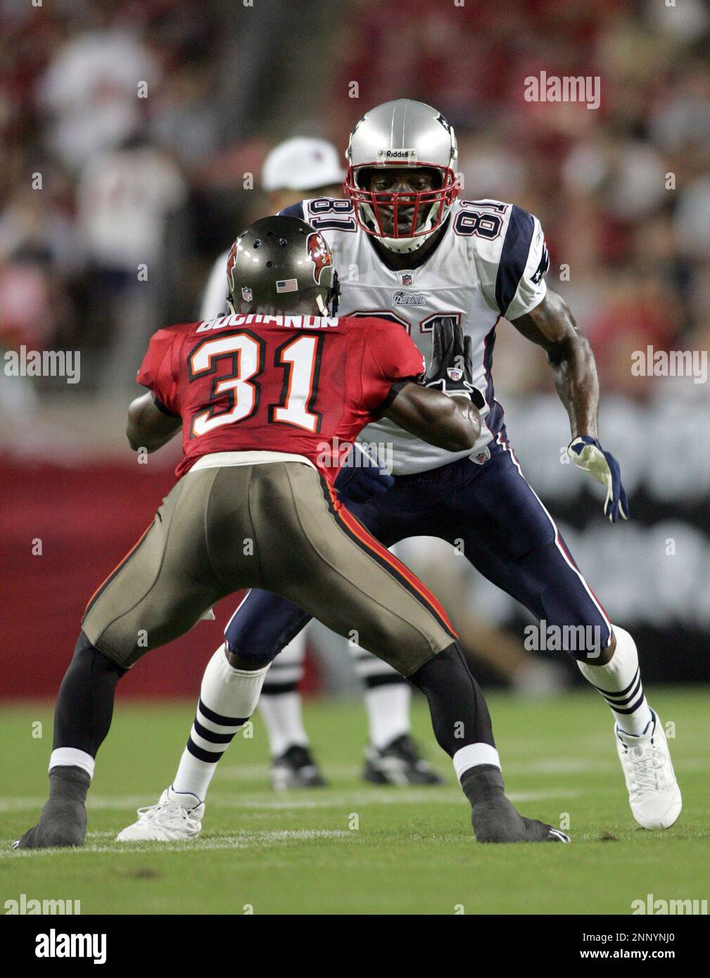 17 Aug 2008: Phillip Buchanon (31) of the Buccaneers goes against Randy Moss (81) of the Patiots during the pre-season game between the New England Patriots and the Tampa Bay Buccaneers at Raymond James Stadium in Tampa, Florida. (Icon Sportswire via AP Images) Stockfoto
