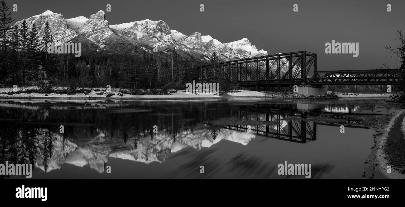 Mount Rundle und Eisenbahnbrücke über den Bow River, Canmore, Alberta, Kanada Stockfoto