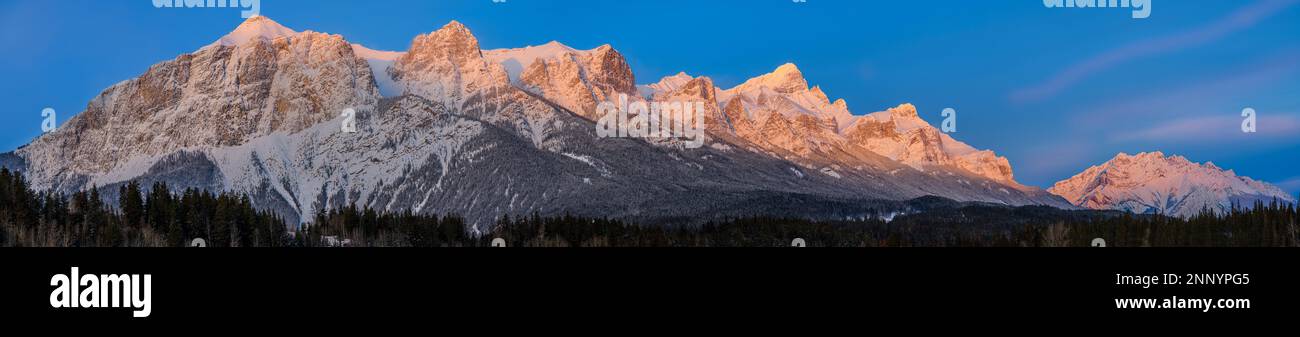 Mount Rundle und Cascade Mountain bei Sonnenaufgang, Canmore, Alberta, Kanada Stockfoto